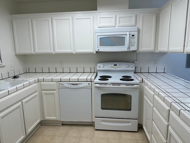 Foto del edificio - Perfect blend of convenience and comfort 2/2 San Mateo