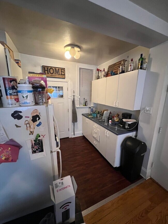 Building Photo - 641 W Roscoe St