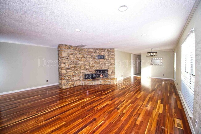 Foto del edificio - 3302 E 83rd Pl