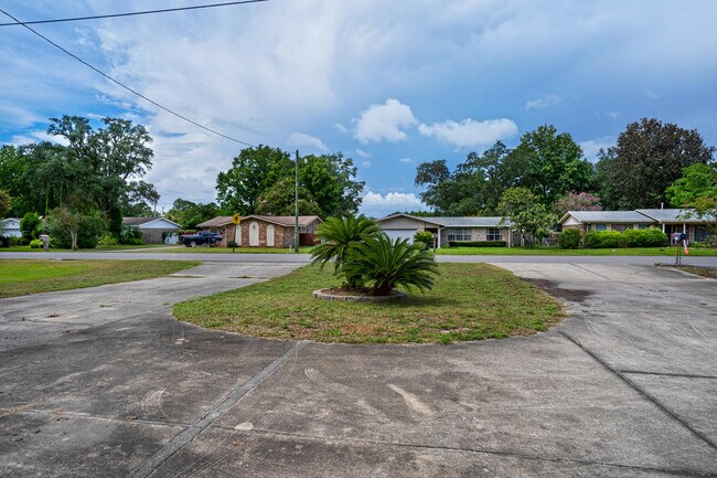 Foto del edificio - 318 Pelham Rd