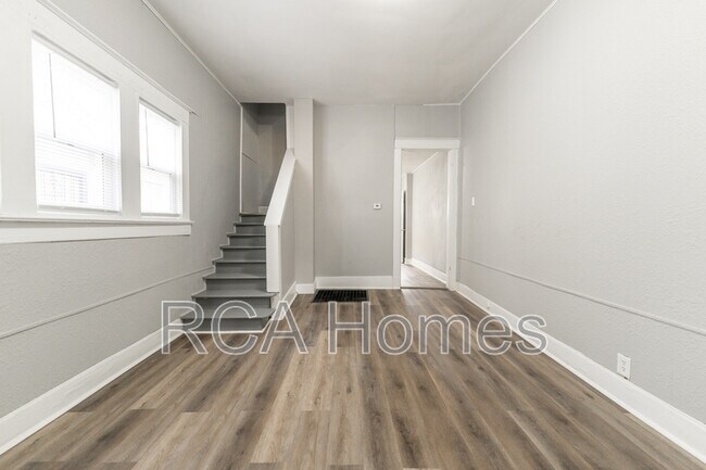 Foto del edificio - 2427 N Kenwood Ave