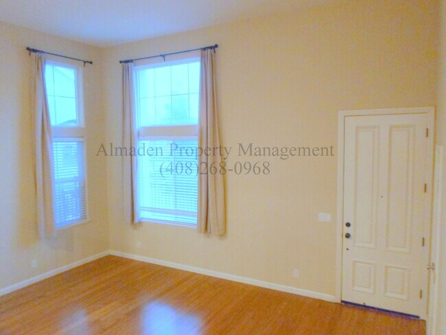 Foto del edificio - Pets Negotiable! Great Location near Willow Glen! Central A/C! Tri-Level Home w/ Many Upgrades!