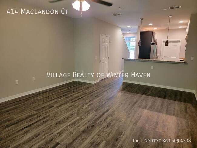 Foto del edificio - Luxury Townhome in Lakefront Community