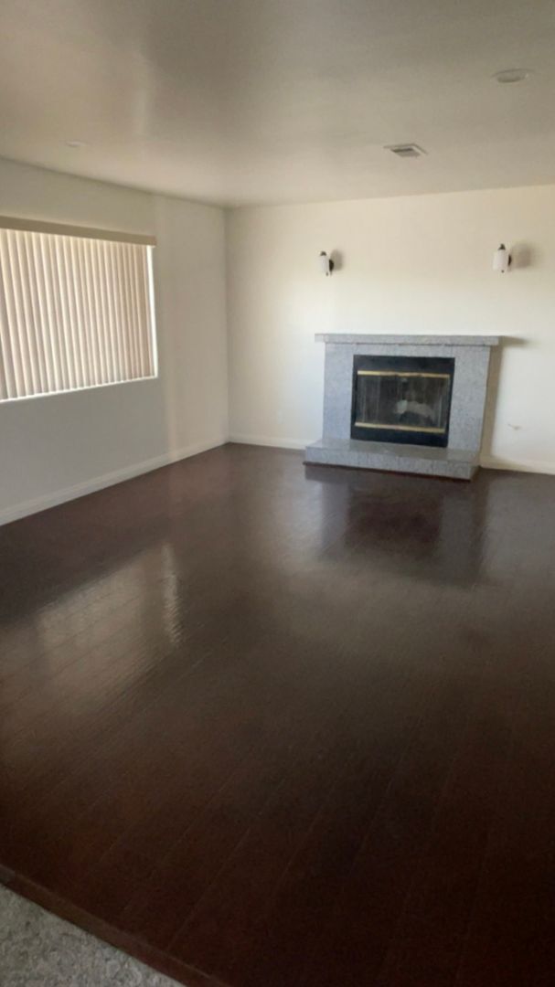 Building Photo - Remodeled Duplex close to the beach