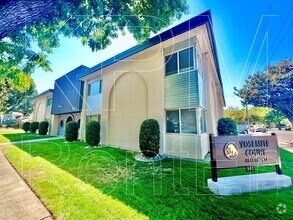 Building Photo - 843 N Yosemite St