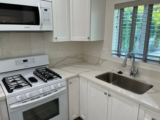 Kitchen - 2256 Canehill Ave