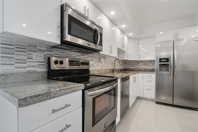 Foto del edificio - 20355 NE 34th Ct