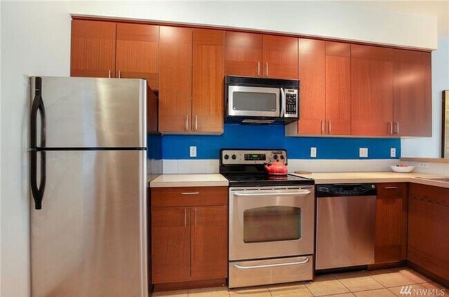 Foto del edificio - MOVE IN SPECIAL! 2 Bedroom 1 Bath Condo w/HW floors - Secured Garage parking