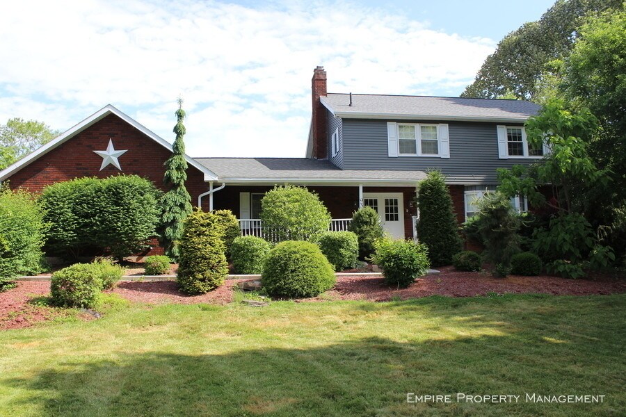 Primary Photo - Charming 4 Bedroom House for Rent
