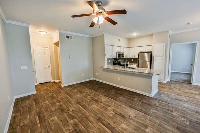 Building Photo - Get a $750 GC + $750 Off Rent!