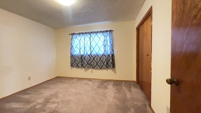 Building Photo - Pet Friendly!!! 3 Bedroom/ 2 Bathroom, Wat...