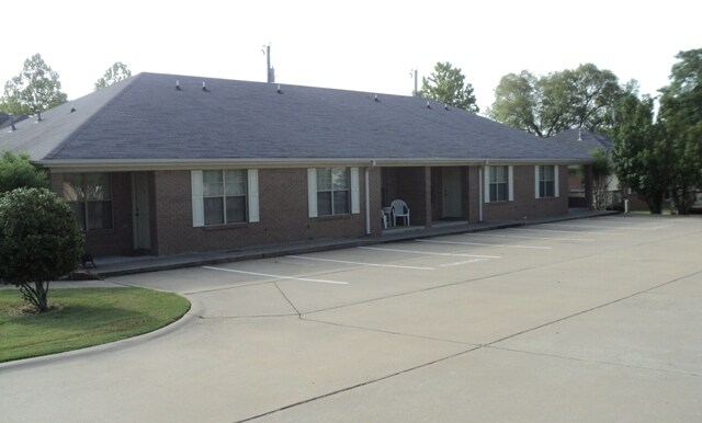 Primary Photo - 2825 College Ave