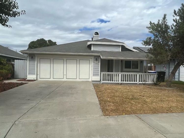 Main house not for rent. Studio entry is on the Left had side. - 1116 Tempe Dr