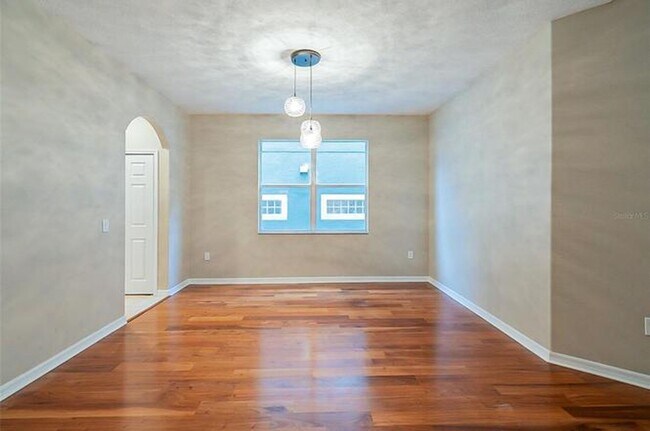 Foto del edificio - Spacious 3/2 with enclosed office and fence enclosed yard!