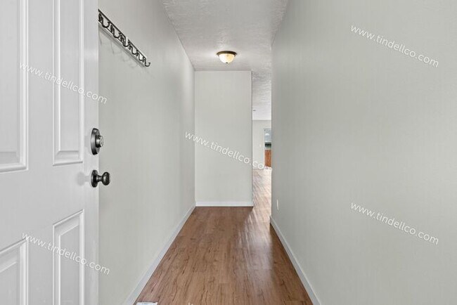 Building Photo - Spacious 3BR, 2.5BA Townhome Just Minutes ...