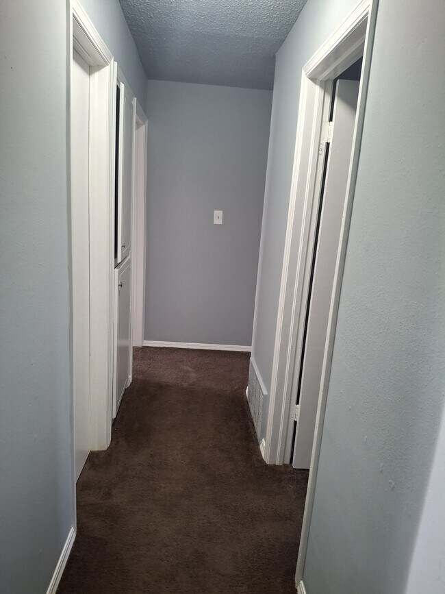 Building Photo - 111 SE Coachman Dr