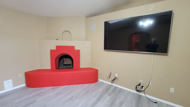 Building Photo - Remodeled 3 Bdrm/2 Ba Home with Refrigerat...