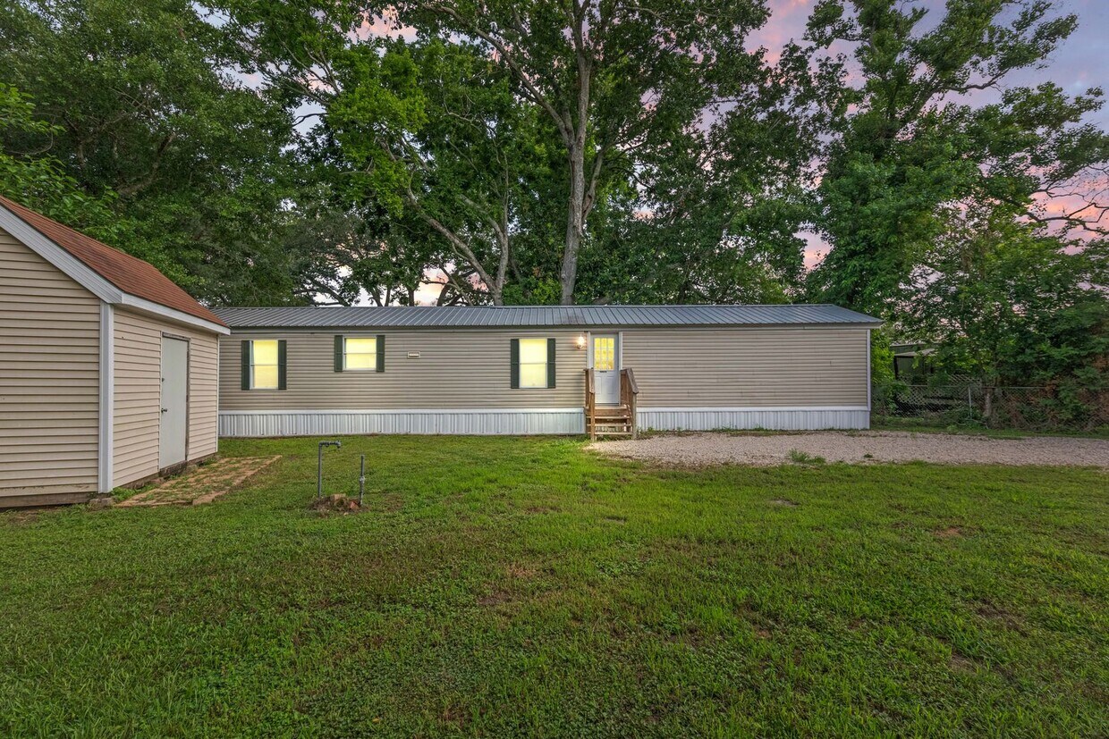 Foto principal - 3 bed 2 bath