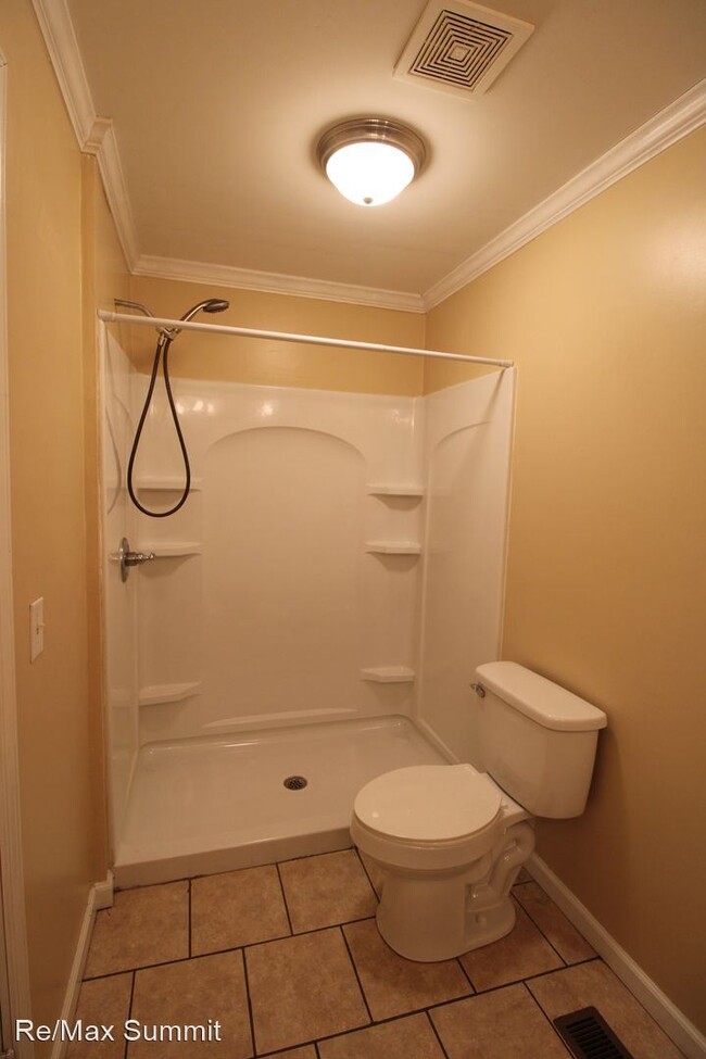 Building Photo - 3 br, 2 bath House - 695 E. Brewington Road