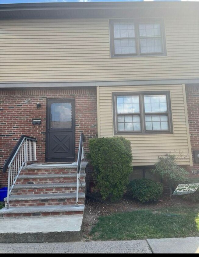 Primary Photo - 209 Maple Hill Dr