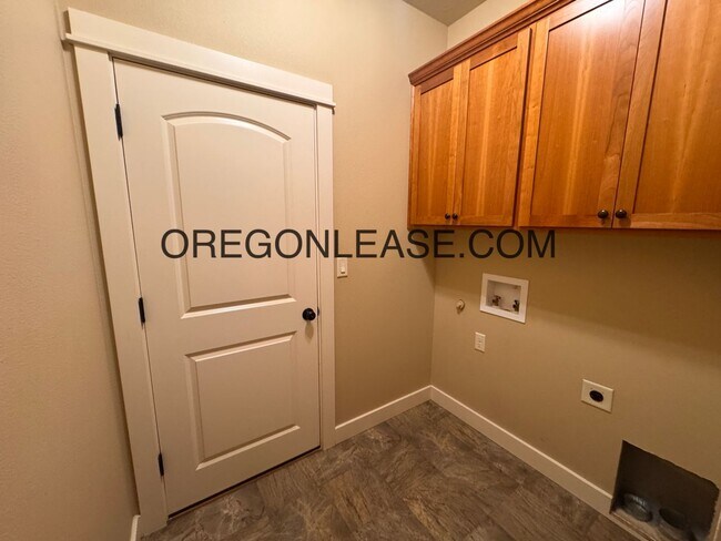 Building Photo - 2015 build 3 bed 2 bath North Eugene Home