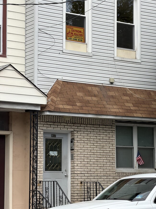 Building Photo - 1037 West Side Ave