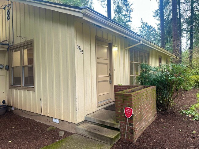 Building Photo - *$500 off first full month!* Charming Cott...