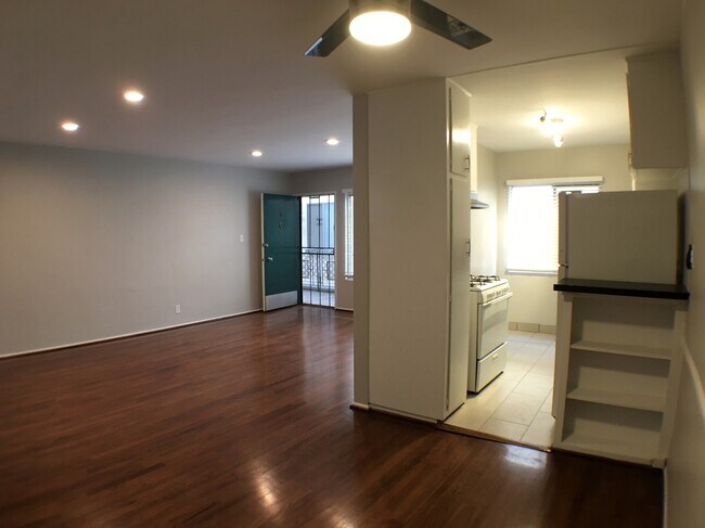 Building Photo - 1020 N Edinburgh Ave