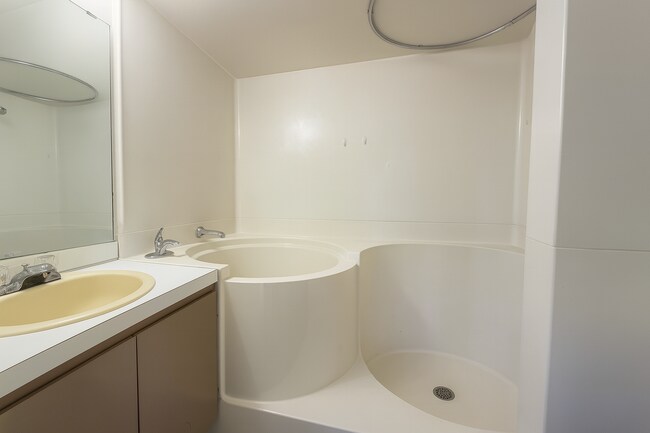 Foto del edificio - Charming 2-Bed, 2-Bath Treehouse in Haines City- Cozy 800 Sq. Ft. Haven!