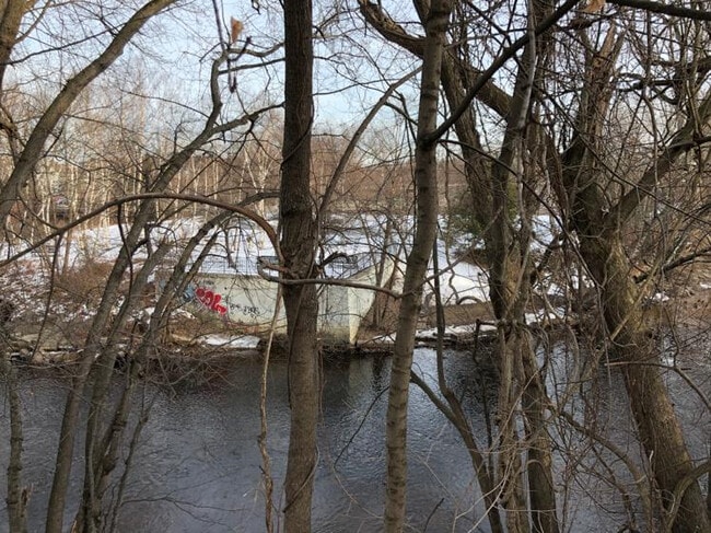 Building Photo - 65 Log St