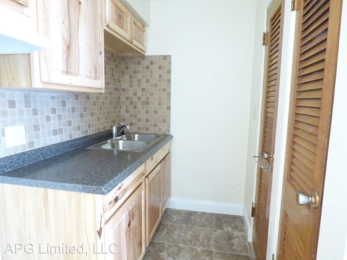 Building Photo - 818 Themis St