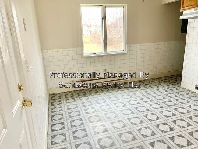 Building Photo - 3 bedroom Town house