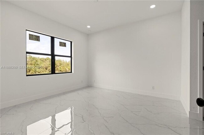 Foto del edificio - 853 Frederick Reid St E