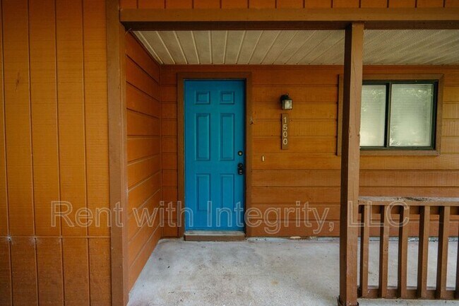 Foto del edificio - 1500 Twin Lakes Cir