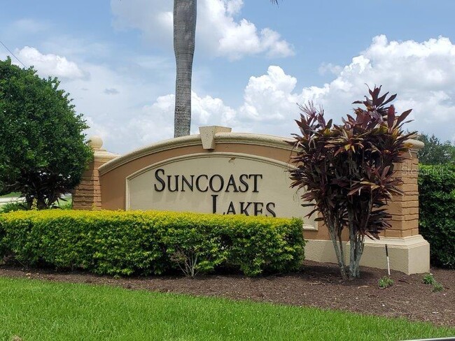 Foto del edificio - 2720 Suncoast Lakes Blvd