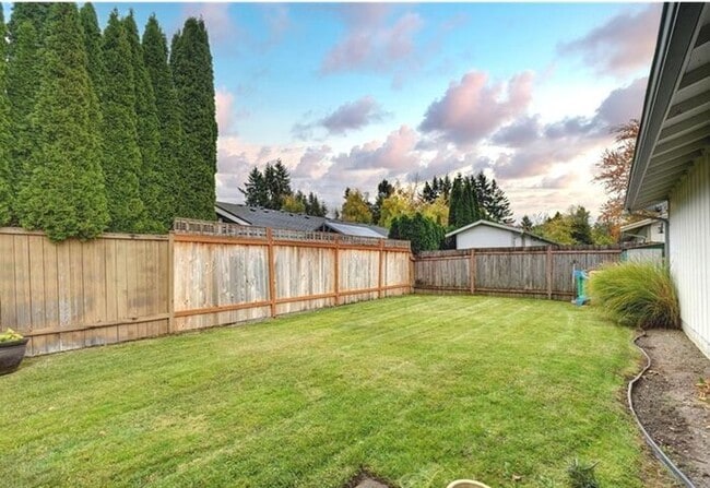 Building Photo - Very Cute 2 Bedroom Duplex In Puyallup