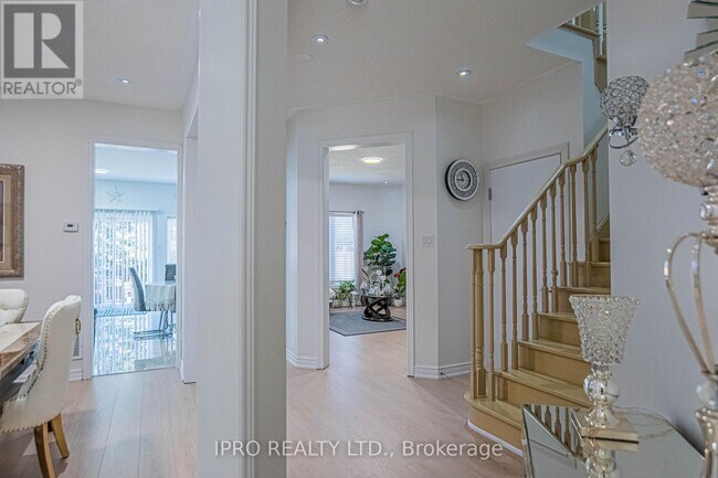 Building Photo - 14 Vanwood Crescent
