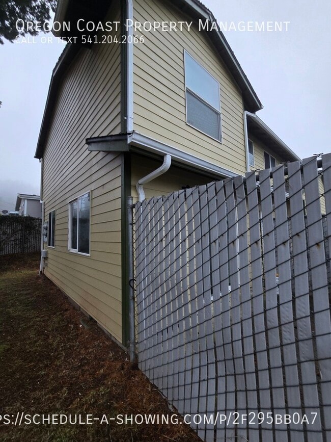 Building Photo - 1135 SE Oar Ave