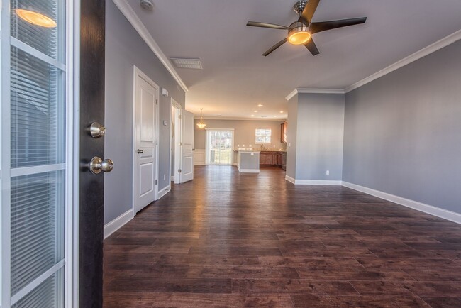 Building Photo - Move-in Ready!