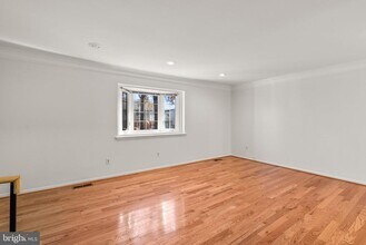 Building Photo - 10 Holly Rd