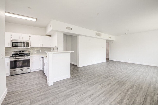 Building Photo - Hidden Valley