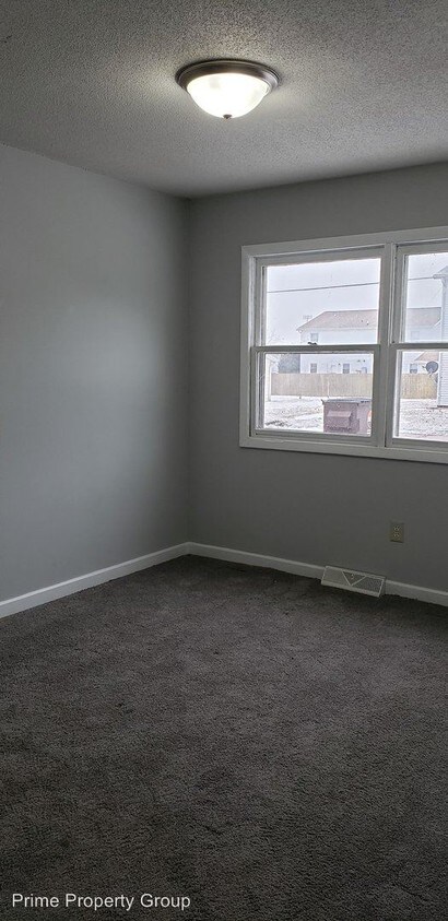 Building Photo - 705 Hollycrest Dr