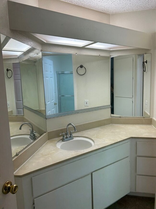 Building Photo - Spacious bright condo with new carpet and new paint and 2 bathrooms