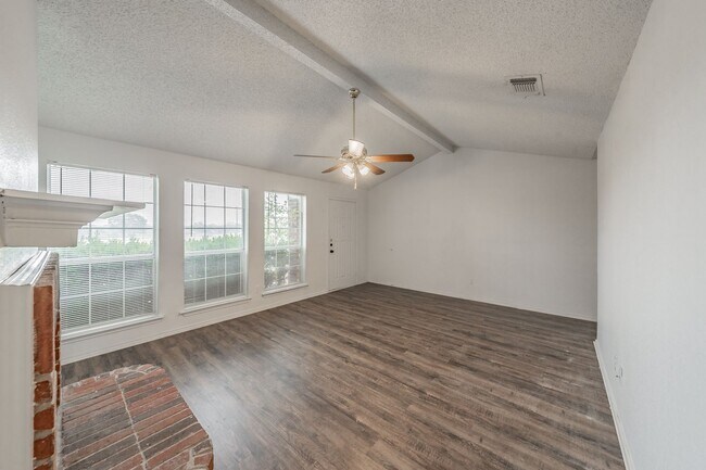 Foto del edificio - 3 bedroom 2 bath with large fenced backyard