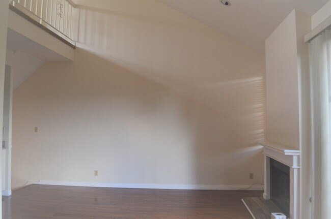 Sala de estar con chimenea - 330 Cordova St
