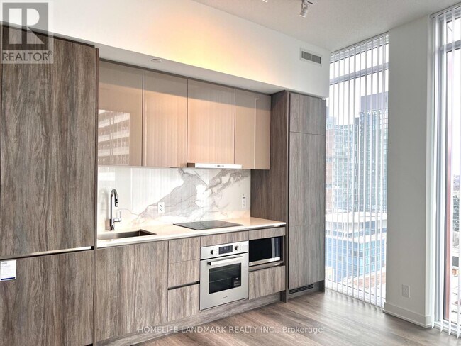 Photo du bâtiment - 180 Front St E