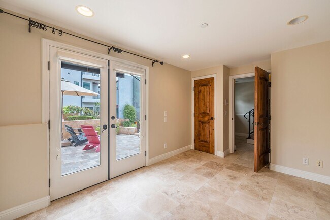 Building Photo - Luxurious Beachside Living in Manhattan Beach