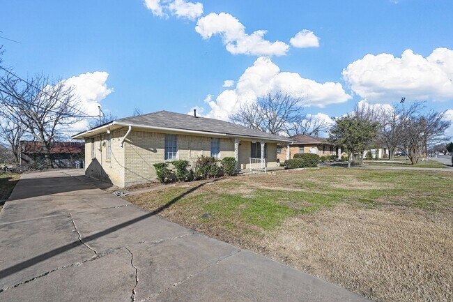 Foto del edificio - QUAINT  3 Bedroom, 2 bathroom House w Fireplace!!