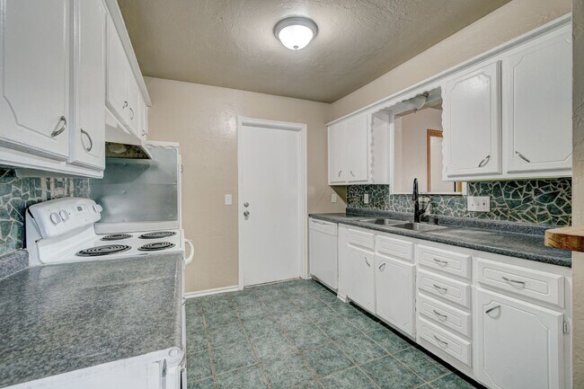 Foto del edificio - 4 bed, 2 bath home in Moore