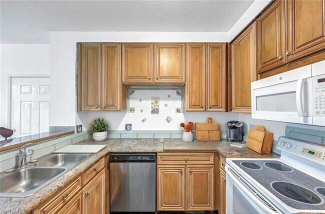 Foto del edificio - 1220 Reserve Way